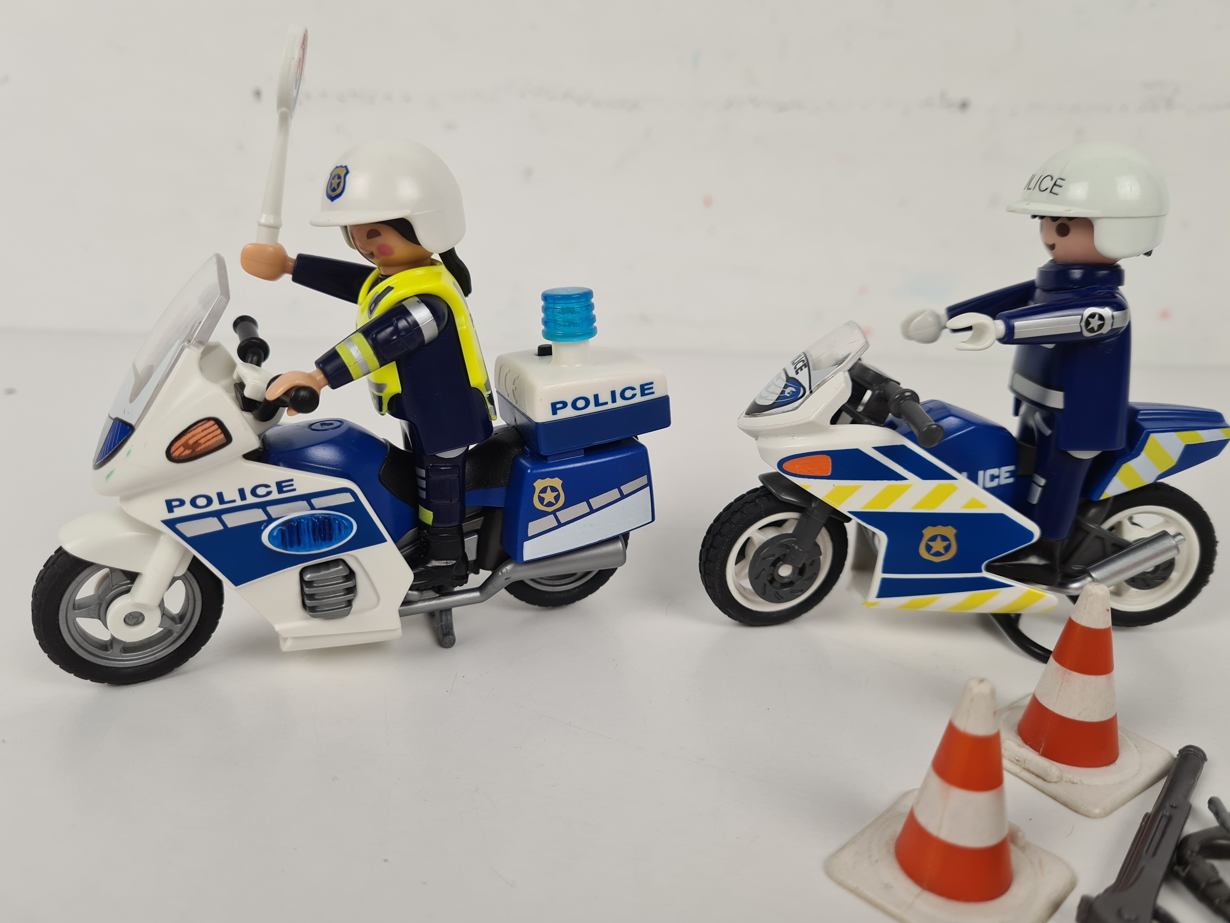 Voir photo 3 de Playmobil - 2 policiers, 2 motos et des accessoires - 8-10cm Playmobil - 2 policiers, 2 motos et des accessoires - 8-10cm Bon état - Vue 3 -